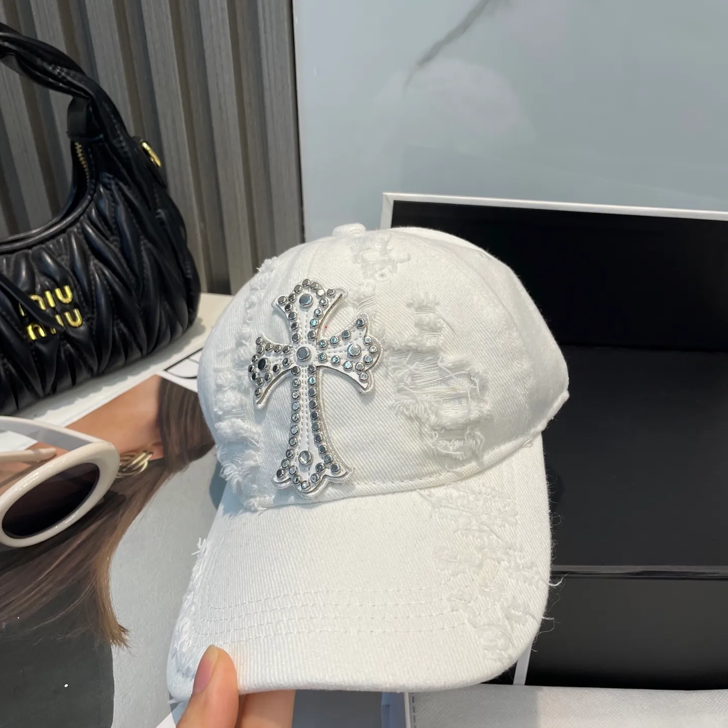 P66 Crow Heart 🆕🆕New baseball cap, stylish and classic cross logo, casual with a cool feeling, unisex style, same style for men and women! Very easy to match! Head circumference: 56-58cm is available